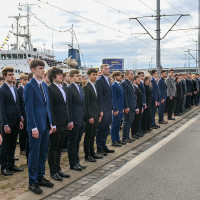 Niemundurowi studenci Politechniki Morskiej podczas inauguracji roku akademickiego u podnóża Wałów Chrobrego w Szczecinie
