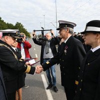 Wręczanie odznaczenia przez Sekretarza Stanu A. Marchewkę i Rektora PM W.  Ślączkę