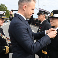 Wręczanie odznaczenia przez Sekretarza Stanu A. Marchewkę i Rektora PM W.  Ślączkę