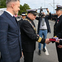 Wręczanie odznaczenia przez Sekretarza Stanu A. Marchewkę i Rektora PM W.  Ślączkę