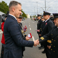 Wręczanie odznaczenia przez Sekretarza Stanu A. Marchewkę i Rektora PM W.  Ślączkę