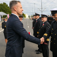 Wręczanie odznaczenia przez Sekretarza Stanu A. Marchewkę i Rektora PM W.  Ślączkę