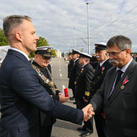 Wręczanie odznaczenia przez Sekretarza Stanu A. Marchewkę i Rektora PM W.  Ślączkę