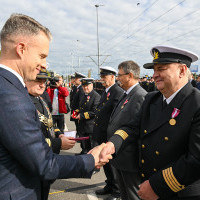 Wręczanie odznaczenia przez Sekretarza Stanu A. Marchewkę i Rektora PM W.  Ślączkę