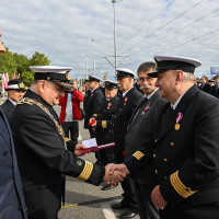 Wręczanie odznaczenia przez Sekretarza Stanu A. Marchewkę i Rektora PM W.  Ślączkę