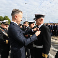 Wręczanie odznaczenia przez Sekretarza Stanu A. Marchewkę i Rektora PM W.  Ślączkę