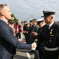 Wręczanie odznaczenia przez Sekretarza Stanu A. Marchewkę i Rektora PM W.  Ślączkę