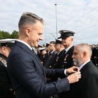Wręczanie odznaczenia przez Sekretarza Stanu A. Marchewkę i Rektora PM W.  Ślączkę