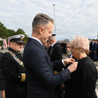 Wręczanie odznaczenia przez Sekretarza Stanu A. Marchewkę i Rektora PM W.  Ślączkę