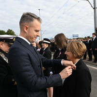 Wręczanie odznaczenia przez Sekretarza Stanu A. Marchewkę i Rektora PM W.  Ślączkę