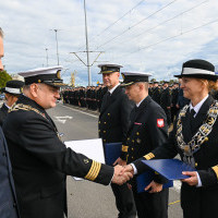 Wręczanie odznaczenia przez Sekretarza Stanu A. Marchewkę i Rektora PM W. Ślączkę