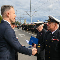 Wręczanie odznaczenia przez Sekretarza Stanu A. Marchewkę i Rektora PM W. Ślączkę