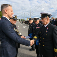 Wręczanie odznaczenia przez Sekretarza Stanu A. Marchewkę i Rektora PM W. Ślączkę