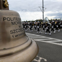 Dzwon PM na tle Orkiestry Wojskowej ze Świnoujścia podczas uroczystości inauguracji roku akademickiego na Politechnice Morskiej w Szczecinie