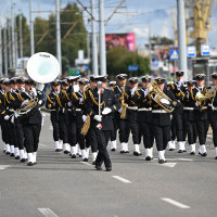 Orkiestra Wojskowa ze Świnoujścia maszeruje na inauguracji roku akademickiego 2024/25 na Politechnice Morskiej w Szczecinie