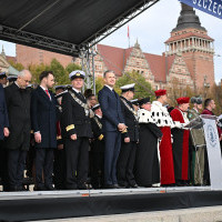 Trybuna honorowa podczas uroczystości inauguracji roku akademickiego 2024/25 na Politechnice Morskiej w Szczecinie