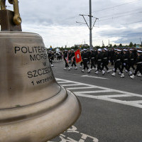 Dzwon PM na tle Kompanii Honorowej PM podczas inauguracji roku akademickiego 2024/25 na Politechnice Morskiej w Szczecinie