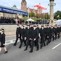 Studenci pierwszego roku Politechniki Morskiej w Szczecinie defilują przed trybuną honorową na uroczystości inauguracji roku akademickiego 2024/25 