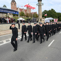 Studenci pierwszego roku Politechniki Morskiej w Szczecinie defilują przed trybuną honorową na uroczystości inauguracji roku akademickiego 2024/25 