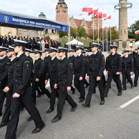 Studenci pierwszego roku Politechniki Morskiej w Szczecinie defilują przed trybuną honorową na uroczystości inauguracji roku akademickiego 2024/25 