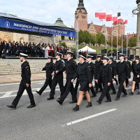 Studenci pierwszego roku Politechniki Morskiej w Szczecinie defilują przed trybuną honorową na uroczystości inauguracji roku akademickiego 2024/25 