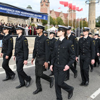 Studenci pierwszego roku Politechniki Morskiej w Szczecinie defilują przed trybuną honorową na uroczystości inauguracji roku akademickiego 2024/25 