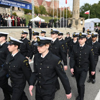 Studenci pierwszego roku Politechniki Morskiej w Szczecinie defilują przed trybuną honorową na uroczystości inauguracji roku akademickiego 2024/25 