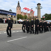 Studenci pierwszego roku Politechniki Morskiej w Szczecinie defilują przed trybuną honorową na uroczystości inauguracji roku akademickiego 2024/25 