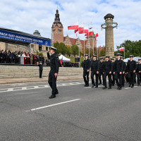 Studenci pierwszego roku Politechniki Morskiej w Szczecinie defilują przed trybuną honorową na uroczystości inauguracji roku akademickiego 2024/25 