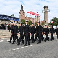 Studenci pierwszego roku Politechniki Morskiej w Szczecinie defilują przed trybuną honorową na uroczystości inauguracji roku akademickiego 2024/25 