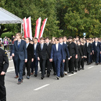 Studenci pierwszego roku Politechniki Morskiej w Szczecinie defilują na uroczystości inauguracji roku akademickiego 2024/25 