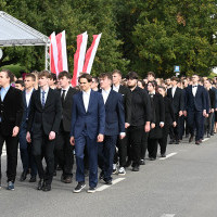 Studenci pierwszego roku Politechniki Morskiej w Szczecinie defilują na uroczystości inauguracji roku akademickiego 2024/25 