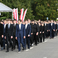 Studenci pierwszego roku Politechniki Morskiej w Szczecinie defilują na uroczystości inauguracji roku akademickiego 2024/25 