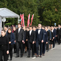 Studenci pierwszego roku Politechniki Morskiej w Szczecinie defilują na uroczystości inauguracji roku akademickiego 2024/25 