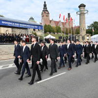 Studenci pierwszego roku Politechniki Morskiej w Szczecinie defilują przed trybuną honorową na uroczystości inauguracji roku akademickiego 2024/25 