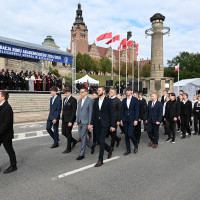 Studenci pierwszego roku Politechniki Morskiej w Szczecinie defilują przed trybuną honorową na uroczystości inauguracji roku akademickiego 2024/25 