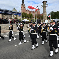 Orkiestra Wojskowa ze Świnoujścia maszeruje na inauguracji roku akademickiego 2024/25 na Politechnice Morskiej w Szczecinie