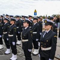 Mundurowi studenci pierwszego roku Politechniki Morskiej podczas inauguracji roku akademickiego u podnóża Wałów Chrobrego w Szczecinie