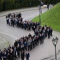 Studenci pierwszego roku Politechniki Morskiej w Szczecinie schodzą na miejsce uroczystości inauguracji roku akademickiego