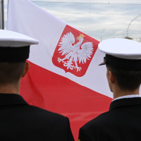 Studenci PM podczas wciągania bandery na maszt