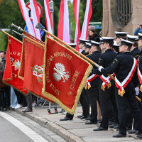 Poczty sztandarowe szczecińskich uczelni morskich podczas uroczystości inauguracji roku akademickiego 2024/25 na Politechnice Morskiej w Szczecinie