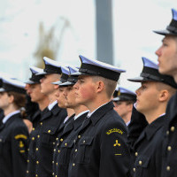 Mundurowi studenci Politechniki Morskiej podczas inauguracji roku akademickiego u podnóża Wałów Chrobrego w Szczecinie