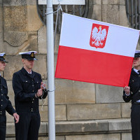 Podniesienie bandery na maszt podczas uroczystości inauguracji roku akademickiego 2024/25 na Politechnice Morskiej w Szczecinie