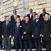 Trybuna honorowa podczas uroczystości inauguracji roku akademickiego 2024/25 na Politechnice Morskiej w Szczecinie