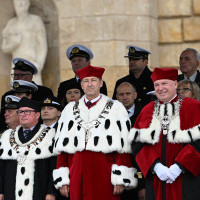 Trybuna honorowa podczas uroczystości inauguracji roku akademickiego 2024/25 na Politechnice Morskiej w Szczecinie