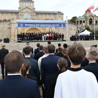 Studenci pierwszego roku PM zwróceni w stronę trybuny honorowej podczas inauguracji roku akademickiego u podnóża Wałów Chrobrego w Szczecinie 