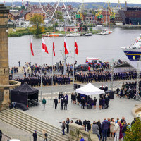 Widok ogólny z tarasu Hakena na uroczystość inauguracji roku akademickiego 2024/25 na PM