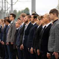 Niemundurowi studenci pierwszego roku PM  na uroczystości inauguracji roku akademickiego 2024/25na Politechnice Morskiej w Szczecinie