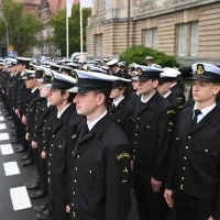 Studenci pierwszego roku w mundurach podczas uroczystej inauguracji roku akademickiego na Politechnice Morskiej w Szczecinie