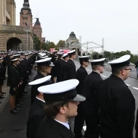 Studenci pierwszego roku w mundurach podczas uroczystej inauguracji roku akademickiego na Politechnice Morskiej w Szczecinie